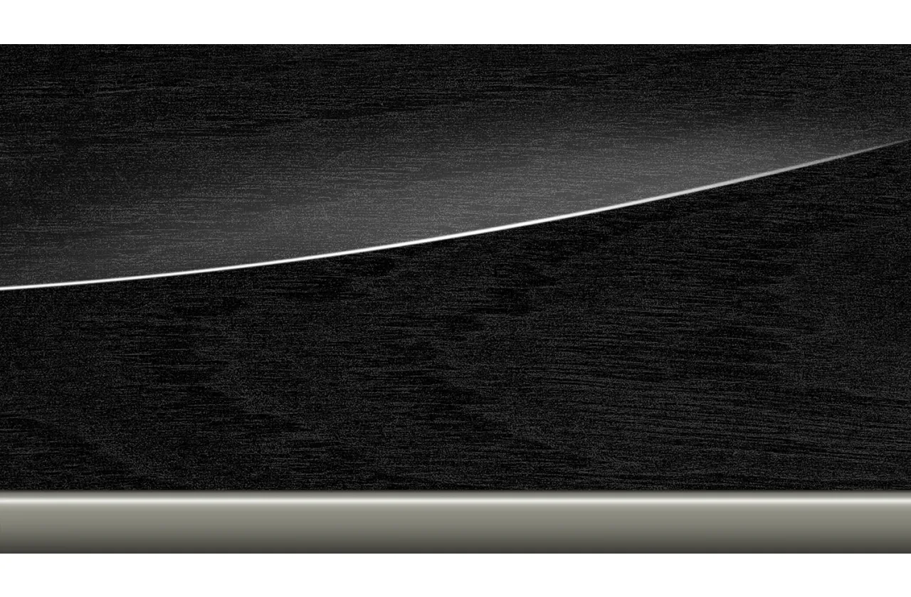 Dřevěné obložení interiéru z tmavého leštěného dubu s akcenty v provedení Dark Silver